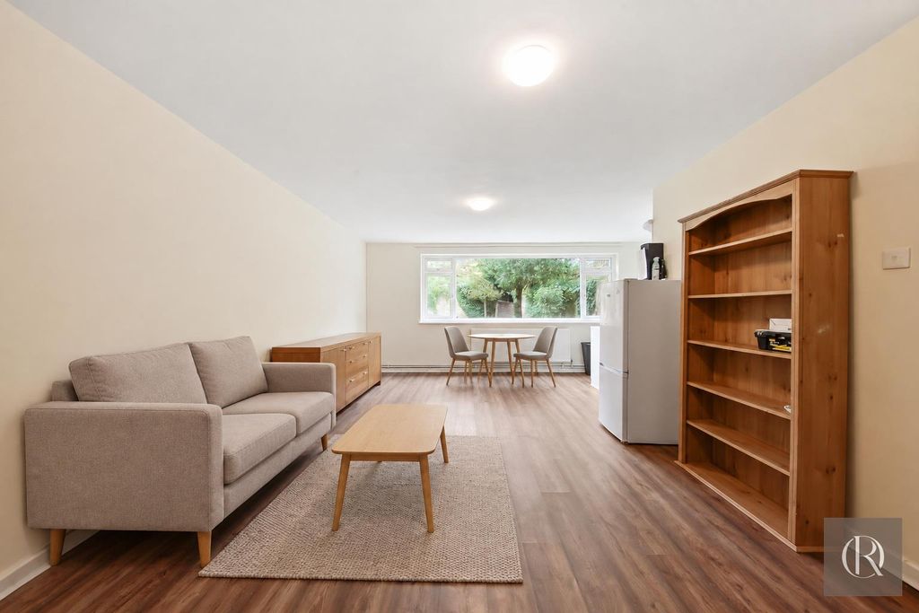 Property photo 3 of 16 Flat_2_Orchard_Court_Staged_02.Jpg