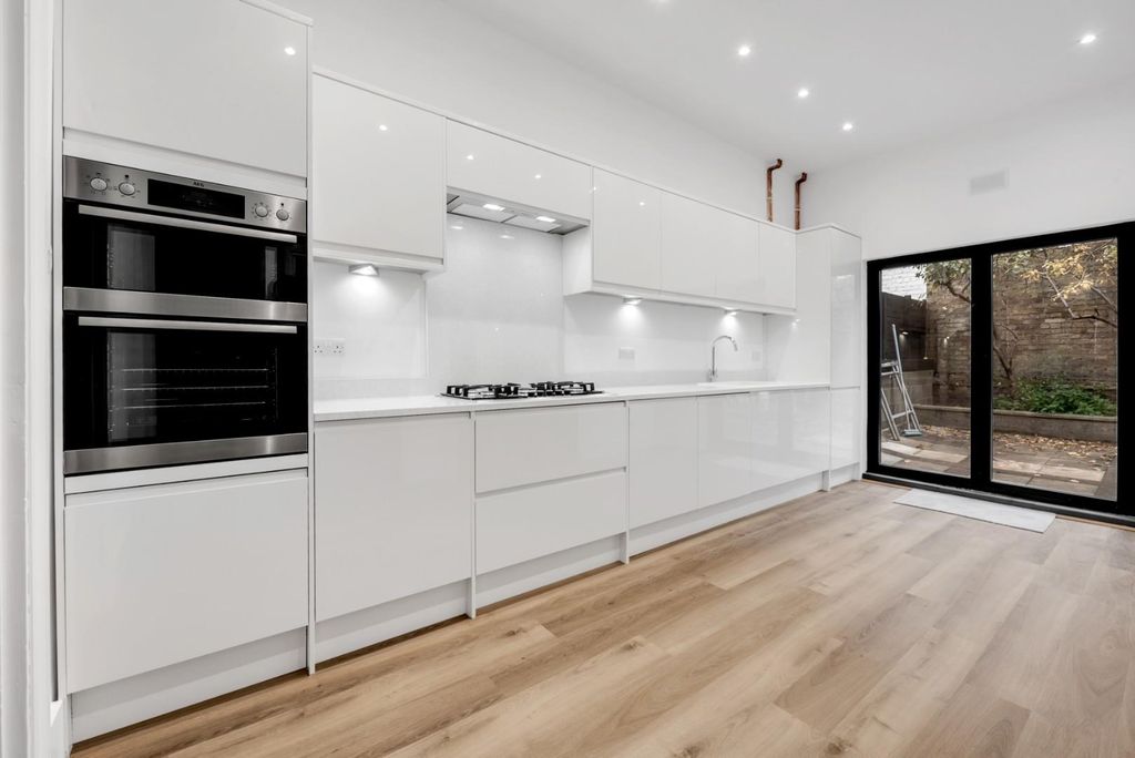 Property photo 3 of 20 Kitchen