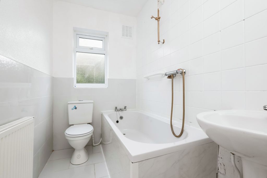 Property photo 3 of 17 Bathroom