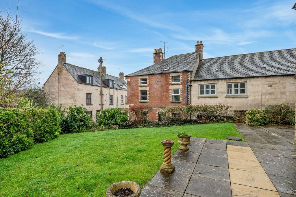 Property photo 2 of 8