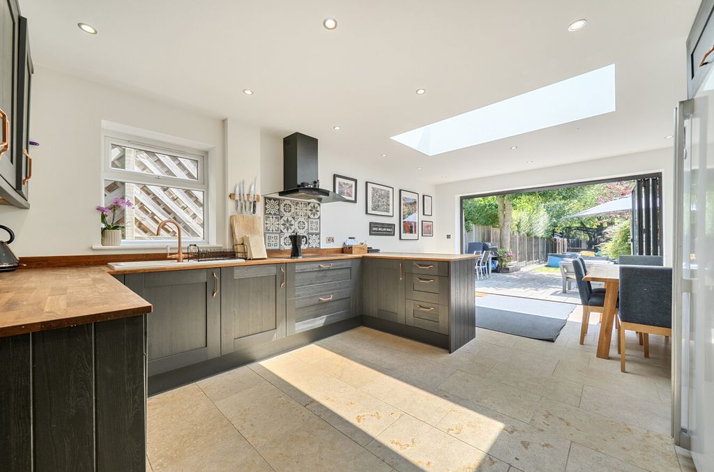 Property photo 2 of 24 1493145-18-6A550c...