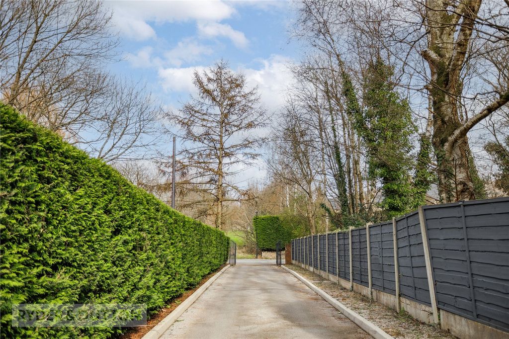 Property photo 3 of 30 Private Driveway