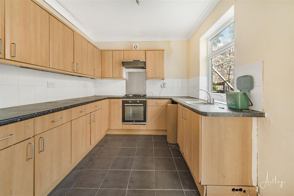 Property photo 3 of 13 Kitchen