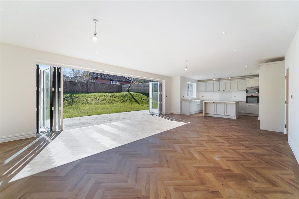 Property photo 3 of 47 3 Hill Top Gardens, Centre House  (6).Jpg