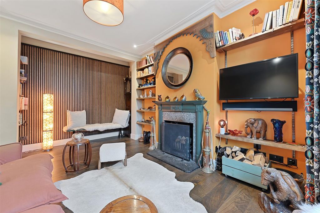 Property photo 2 of 17 Bradmore Park Road - Receptionb3 (1).Jpg