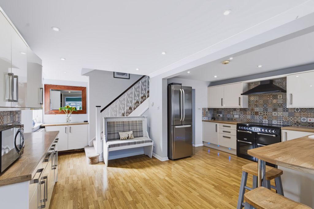 Property photo 2 of 20 Kitchen Breakfast Room