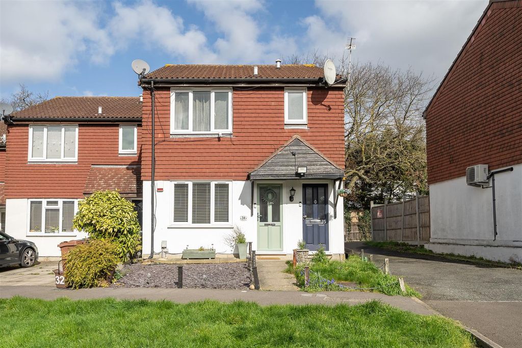 Property photo 1 of 15 Stapleford Close, E4