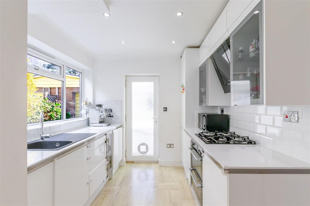 Property photo 2 of 21 Kitchen (2)