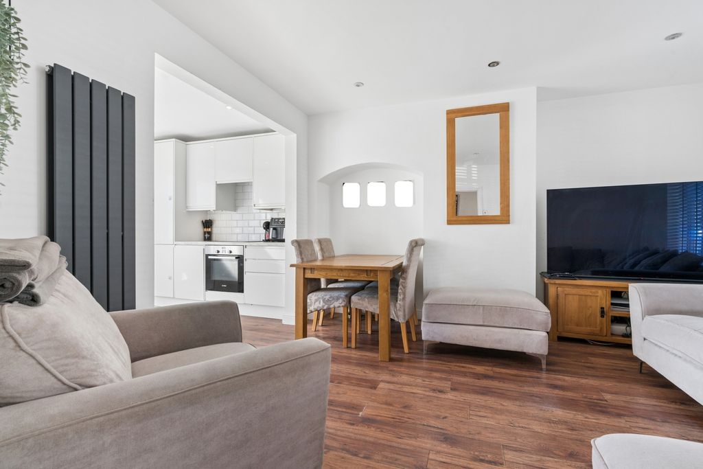 Property photo 1 of 11 46 Winchcombe Road Sm5 1Rb Reception 2
