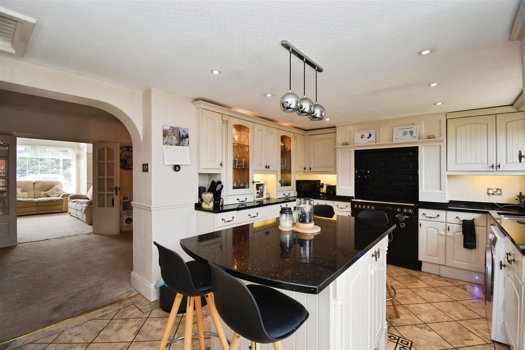 Property photo 3 of 20 Kitchen / Breakfast Room