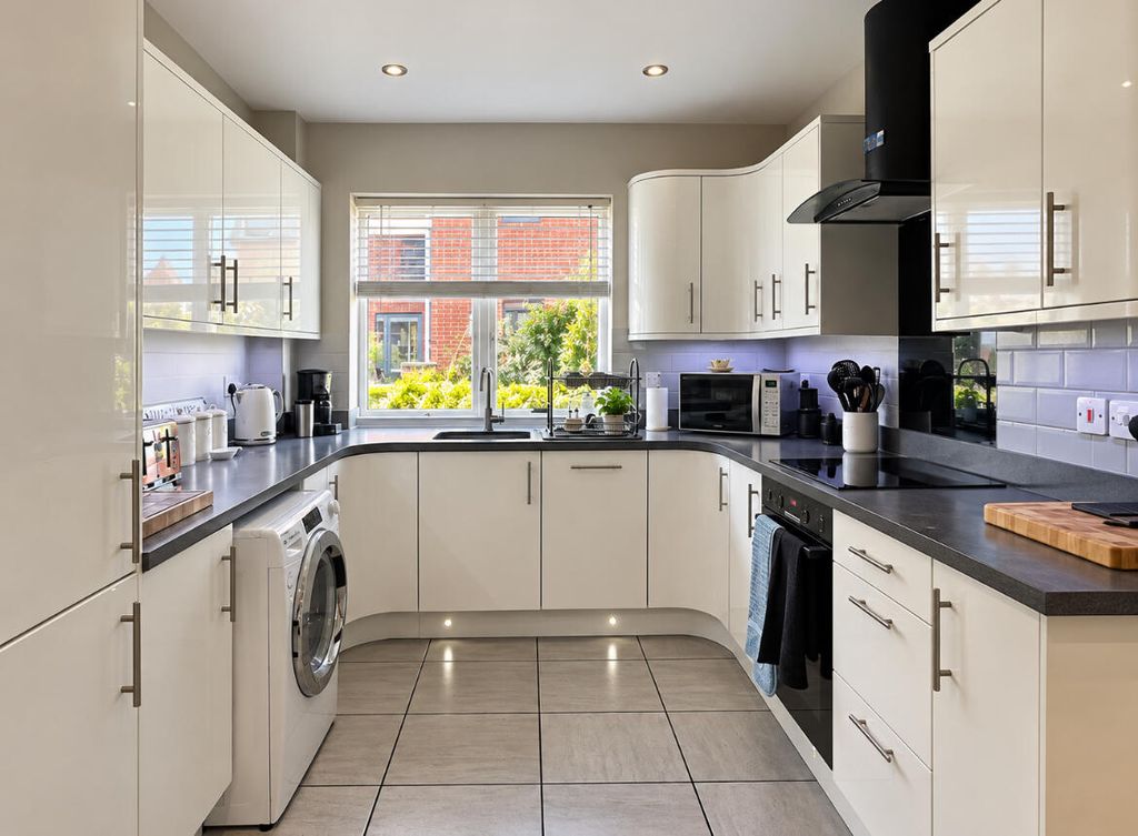 Property photo 3 of 12 Kitchen