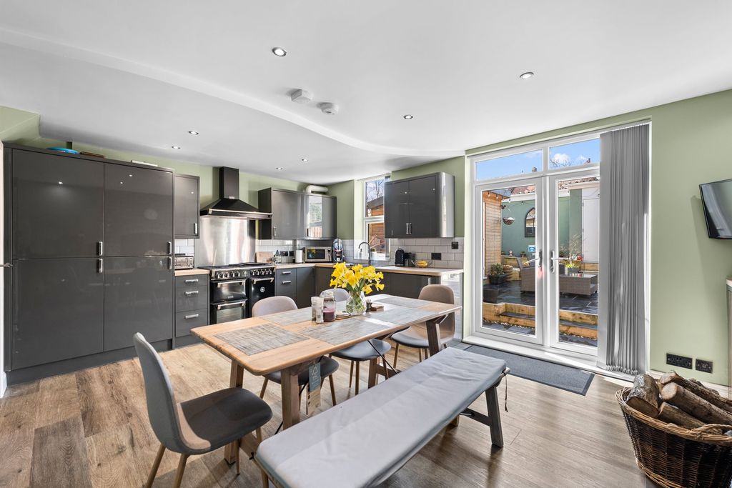 Property photo 2 of 27