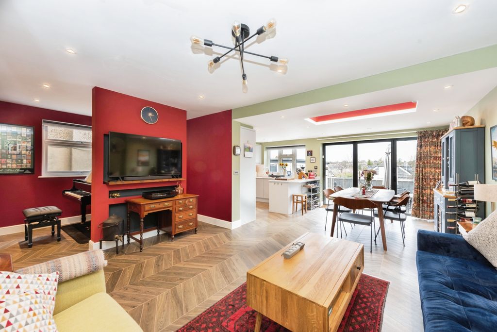 Property photo 1 of 17 Kitchen/Reception
