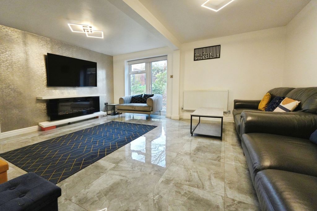 Property photo 3 of 21 Living Room