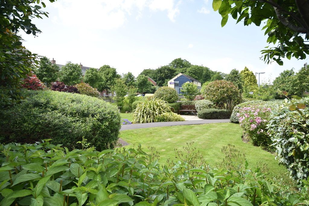 Property photo 3 of 10 Communal Gardens