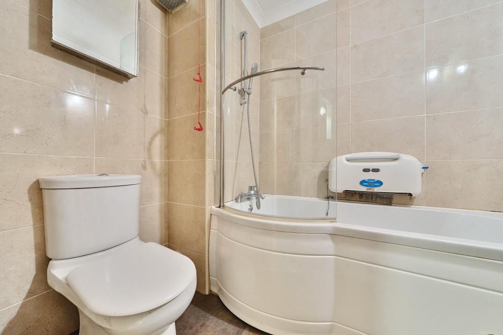 Property photo 2 of 21 Bathroom