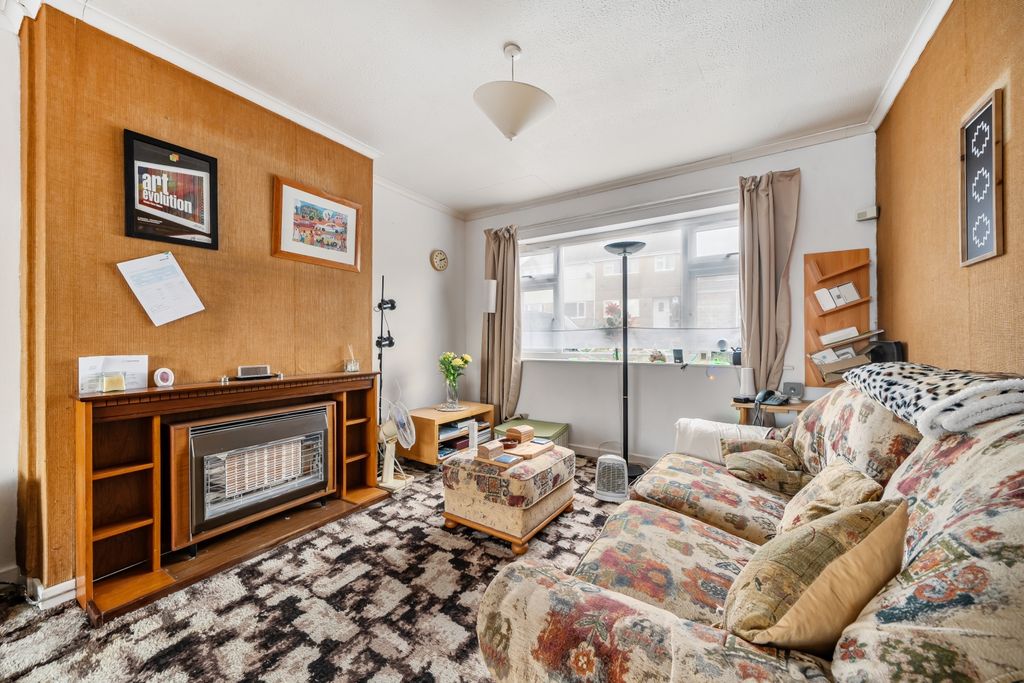 Property photo 3 of 16 Lcwrt Pentwyn Living Room Front