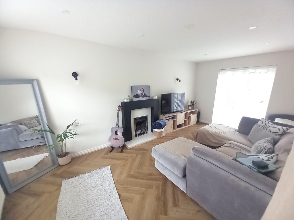 Property photo 2 of 14 Lounge