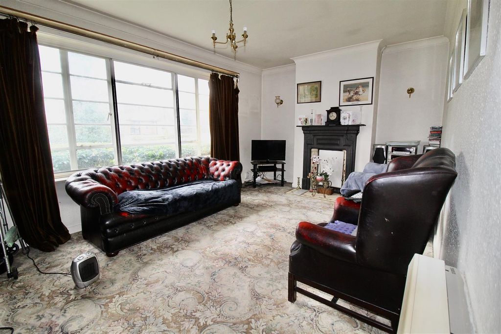 Property photo 3 of 32 Lounge