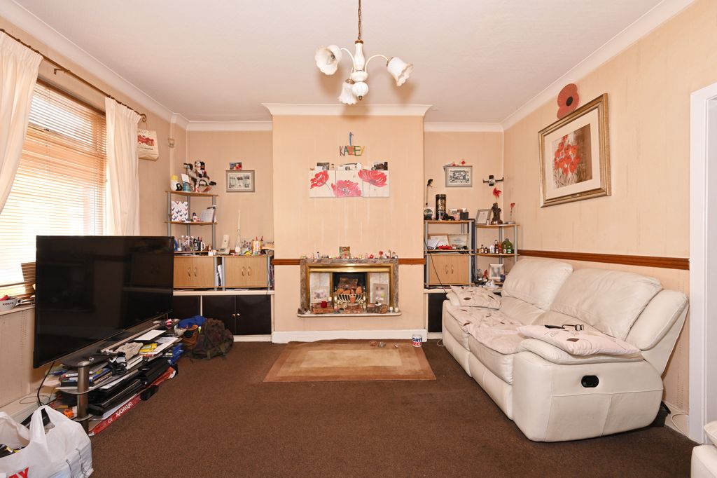 Property photo 2 of 16 Lounge