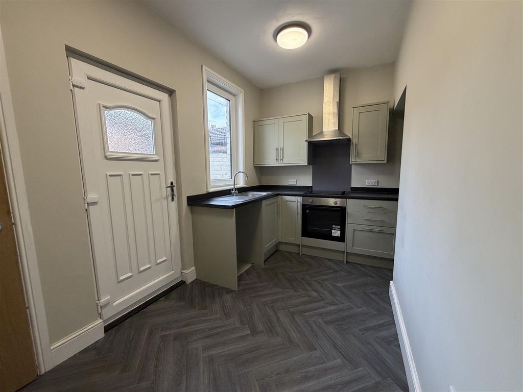 Property photo 3 of 12 Kitchen