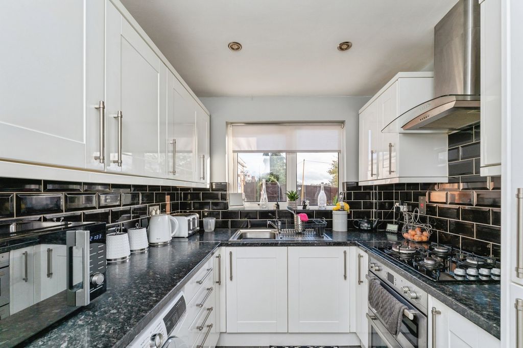 Property photo 3 of 17 Kitchen