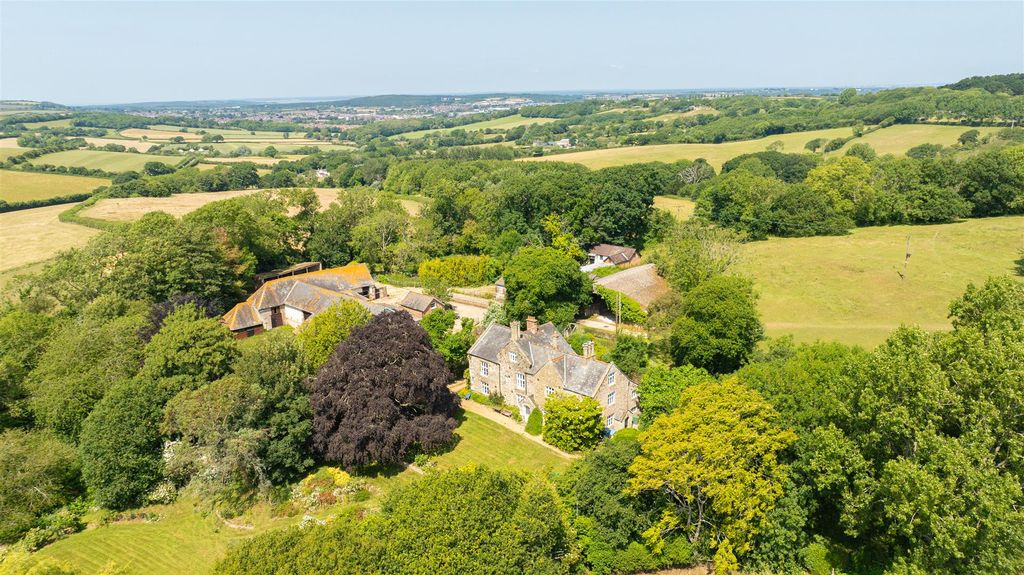 Property photo 1 of 48 Little East Standen Manor