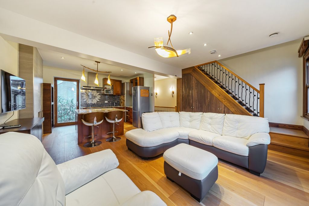 Property photo 2 of 17 Reception