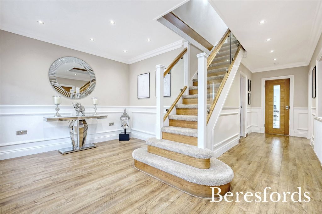 Property photo 2 of 25 Hallway