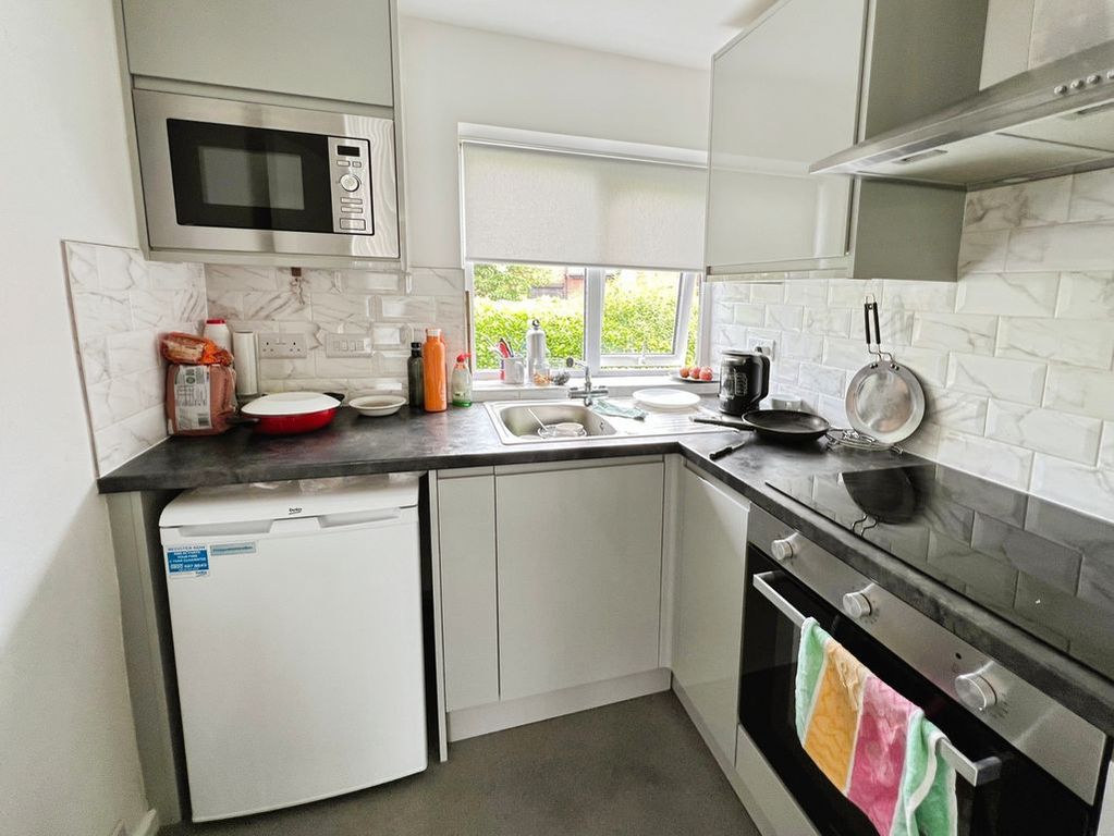 Property photo 3 of 8 Kitchen