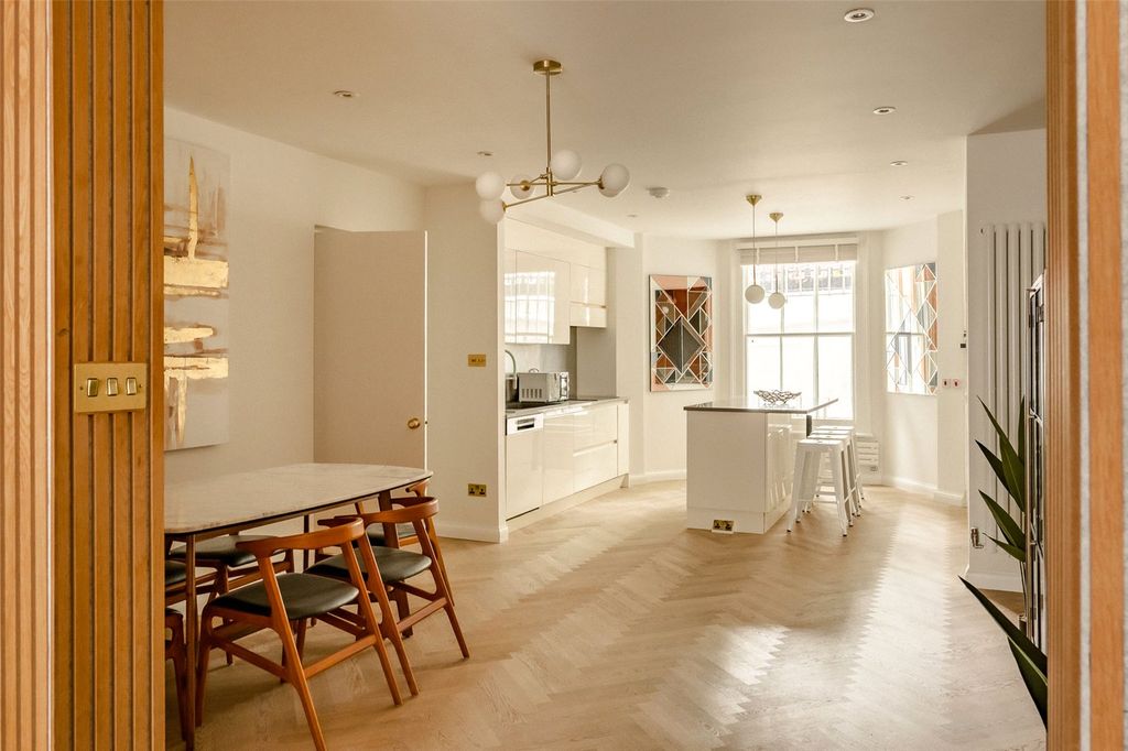 Property photo 2 of 22 Dingin And Kitchen