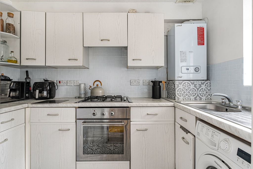 Property photo 3 of 17 Kitchen