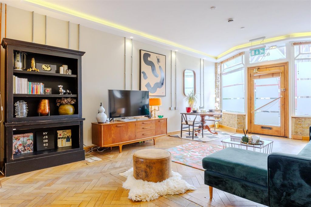 Property photo 3 of 19 Lounge