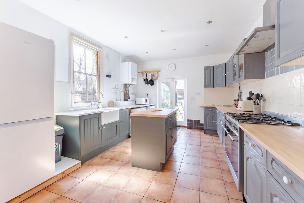 Property photo 3 of 34