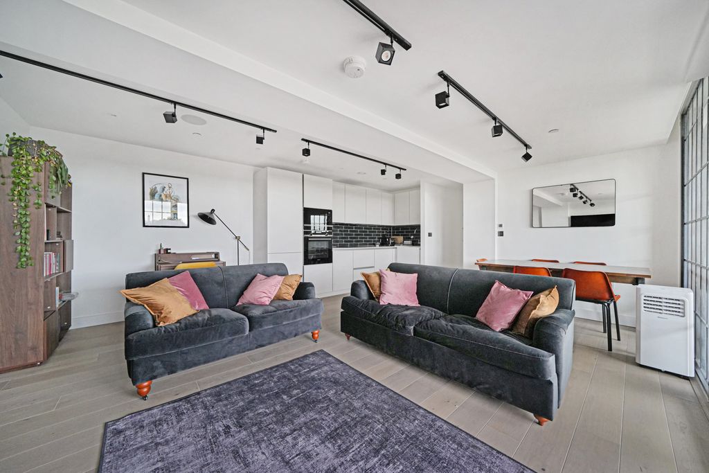 Property photo 3 of 21