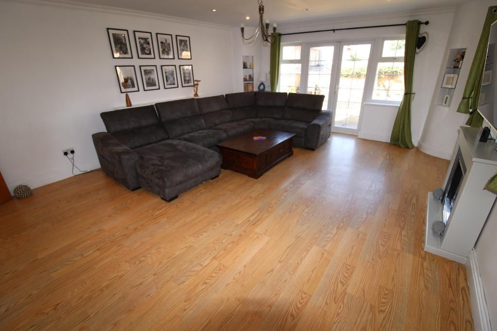 Property photo 3 of 19 Lounge