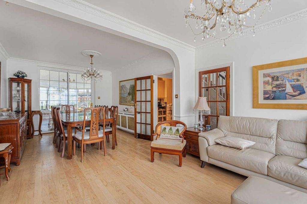 Property photo 2 of 22 Through Lounge