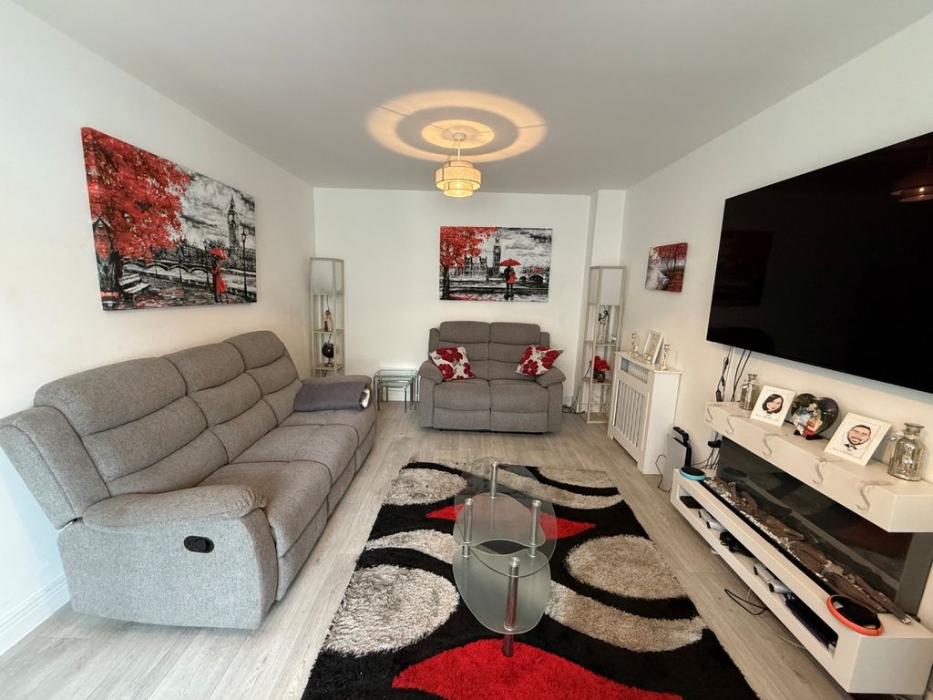 Property photo 2 of 10 4063635