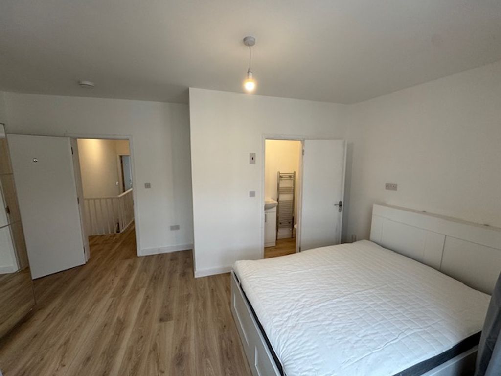 Property photo 2 of 30 A Bright And Spacious Double Bedroom Featuring Mod...