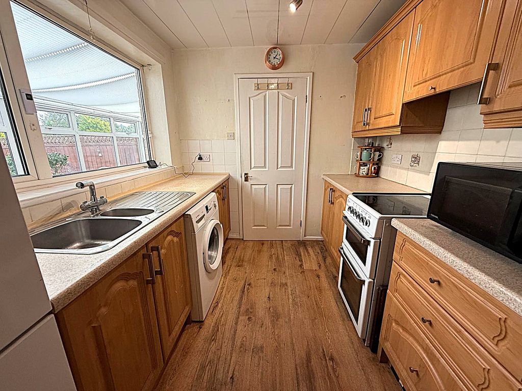 Property photo 3 of 12 Kitchen