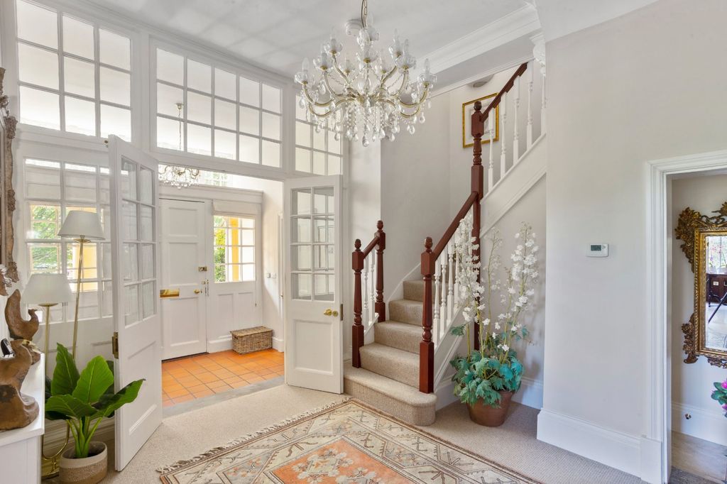 Property photo 3 of 22 Entrance Hallway