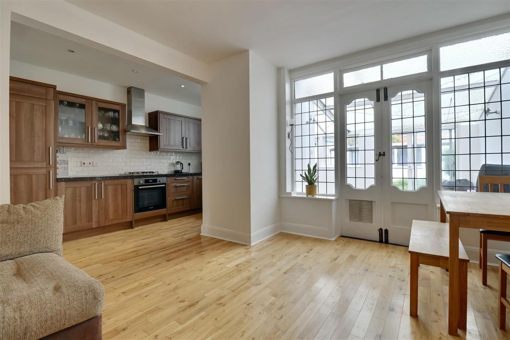 Property photo 3 of 16 C038496A-0215-4059-8EE7-93B4E4Ac3C64_1_201_A.Jpeg