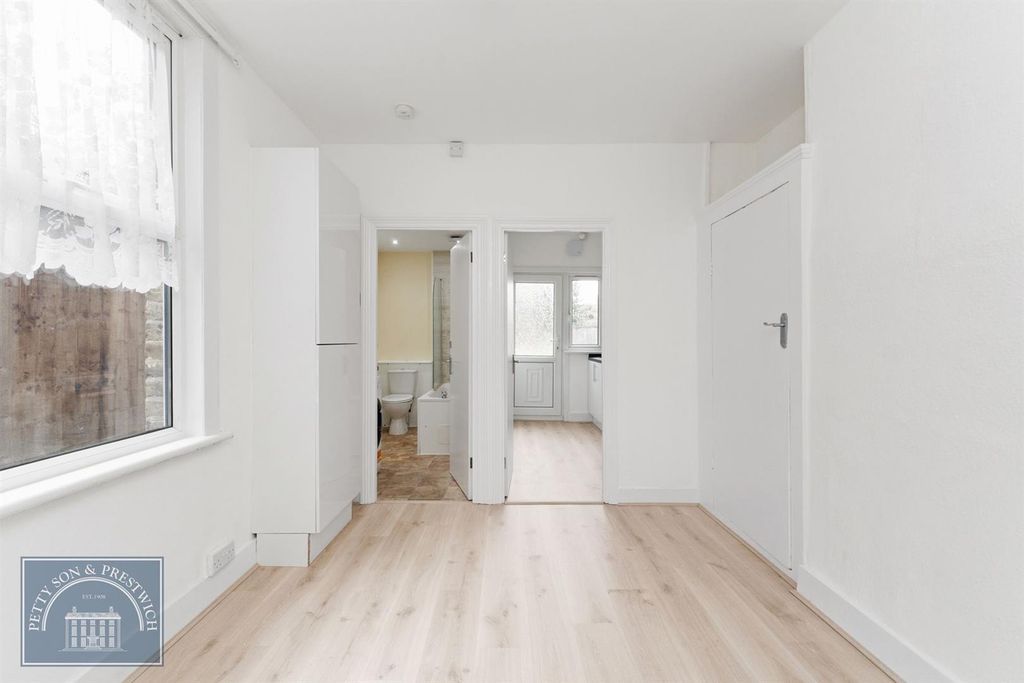 Property photo 3 of 15 Goldsmiths Road_002.Jpeg