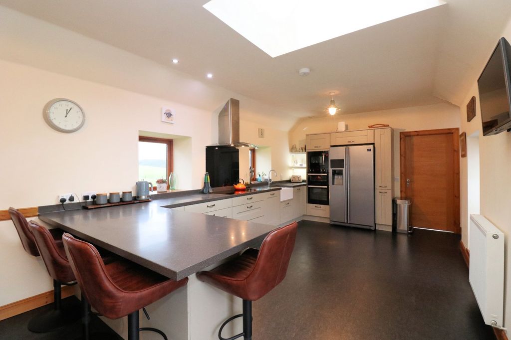Property photo 3 of 25 Dining Kitchen