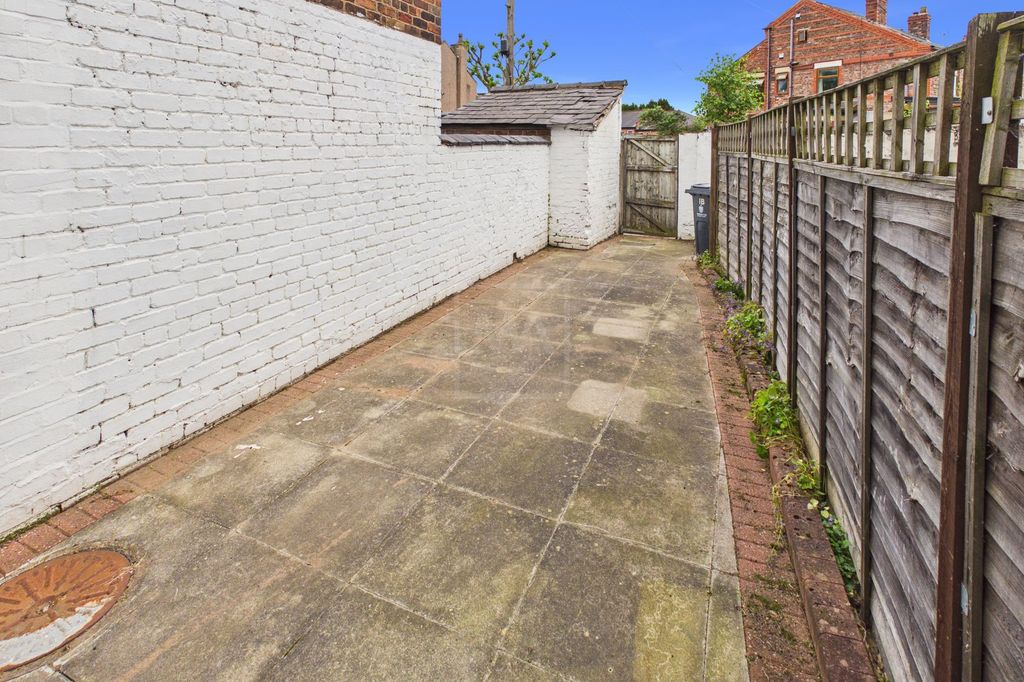Property photo 3 of 9 Yard