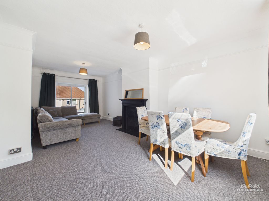 Property photo 2 of 19 Loungediner 1