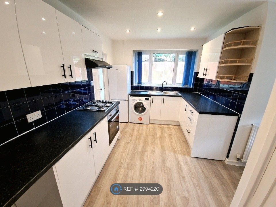 Property photo 3 of 12 Kitchen