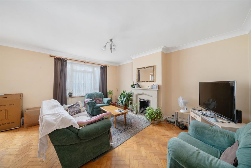 Property photo 2 of 12 Derwent Ashridge Way