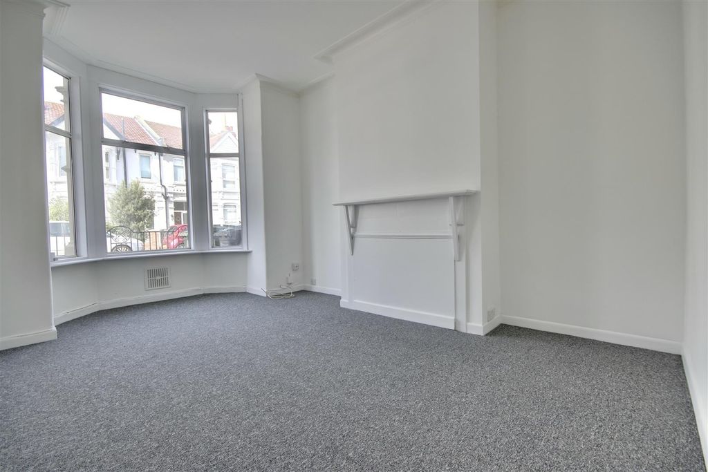 Property photo 2 of 12 8492A634-D6Fd-4A6B-8Bfe-7De51D8Ea2A8_1_201_A.Jpeg