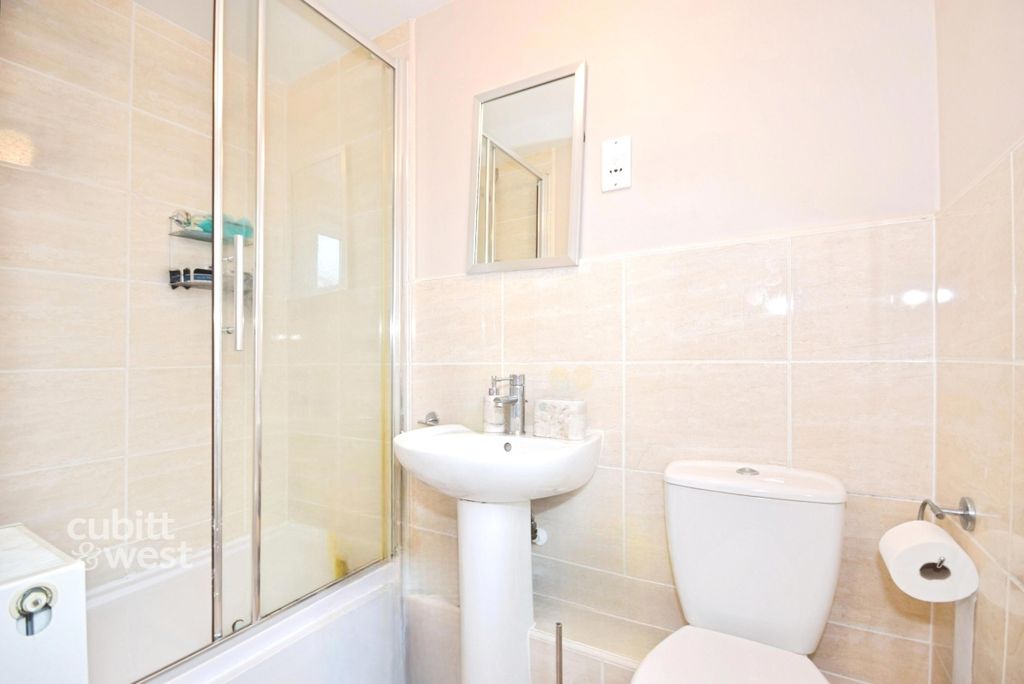 Property photo 3 of 9 En Suite Shower Room